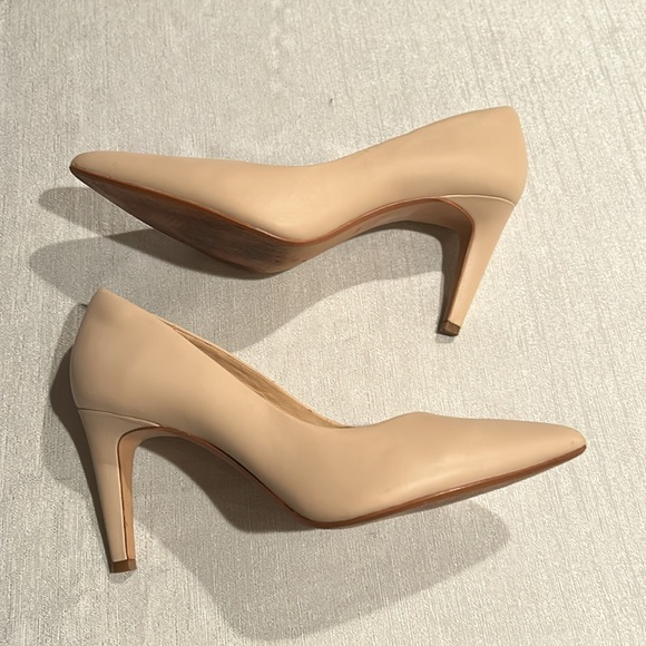 Clarks Nude Pointed Toe Pumps - Picture 6 of 7